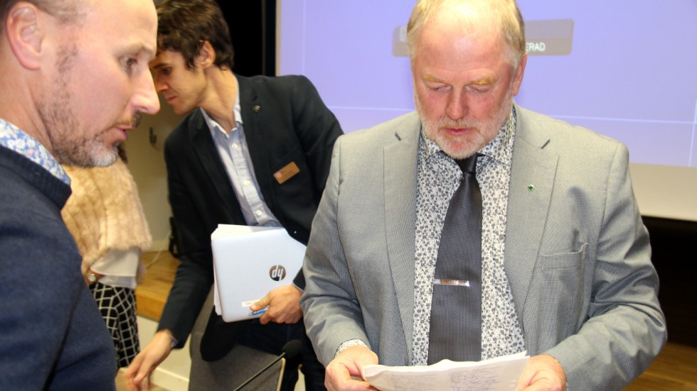 Det var kommunfullmäktiges ordförande Anders Ljung (C) som tog emot de närmare 150 namnunderskrifterna. "Den lämnas vidare till kommunstyrelsen", sa han. 
