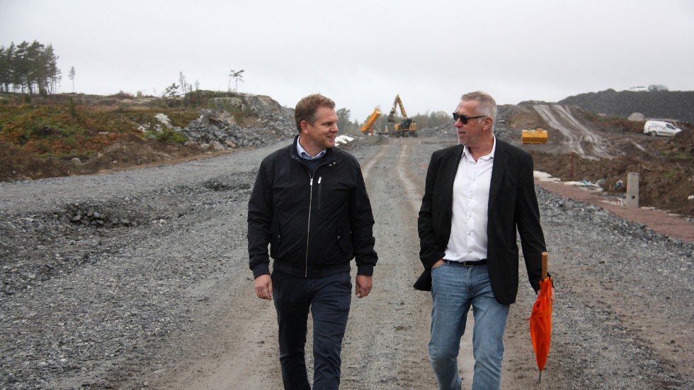 Dagabs vd Nicholas Pettersson och Axfoods presschef Claes Salomonsson går på platsen för det nya storlagret.