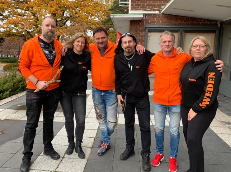 Orange riders var i Oxelösund i lördags. Från vänster: Magnus Brodin, Maria Andersson, Joachim Wallesch, Patrik Johansson, Jörgen Wingstedt, Veronika Wingstedt.