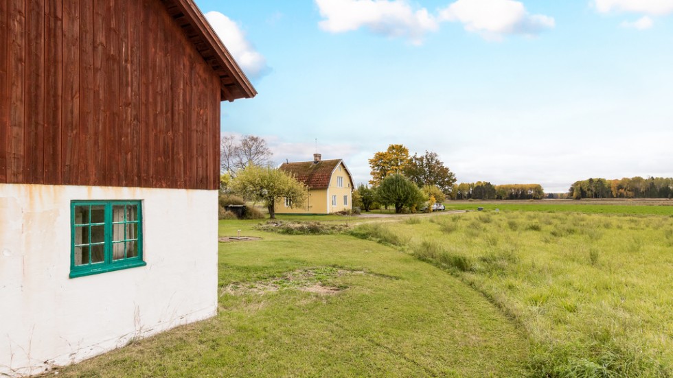 Gården norr om Uppsala består förutom boningshuset av en ekonomibyggnad och betesmark.