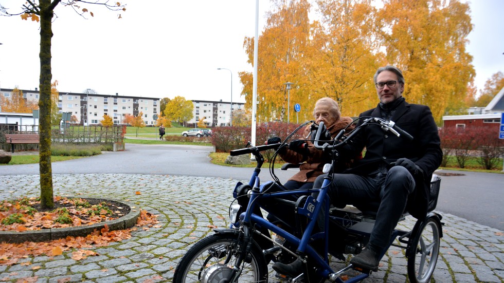 Hillevi Glimhed, 96 år, tillsammans med Martin Frodlund, ordföranden i Cykelfrämjandet, Norrköping har tagit en tur på duocykeln.
