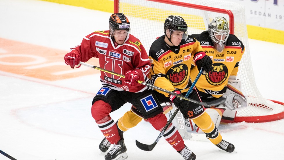 Luleå Hockeys Nils Lundkvist och Joel Lassinantti krigade för att hålla undan Örebro.