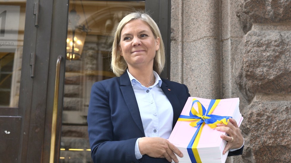Finansminister Magdalena Andersson håller upp budgetpropositionen för 2020. En budget där samhället är vinnare.