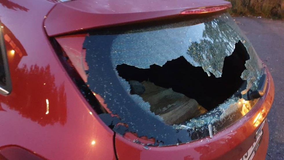 Det var under ett reportage i Stenhagen som SVT-medarbetarna fick en bil saboterad. Däcken skars sönder och bakrutan krossades med en sten.