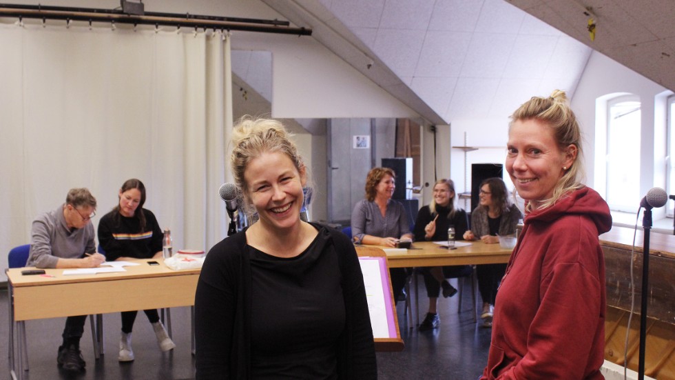 På onsdagen testade Caroline Harrysson och Ann-Sofie Andersson Kern sitt musikquiz på anställda på teatern.