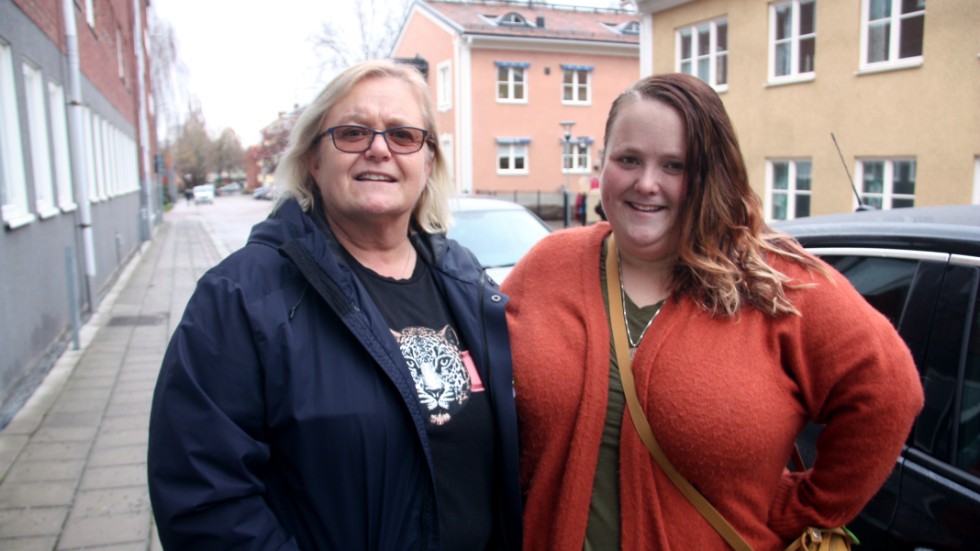 Helene Lord och Johanna Lord Torvefelt tycker att mobiltelefoner behöver användas mindre, men tror inte att en låda hjälper.