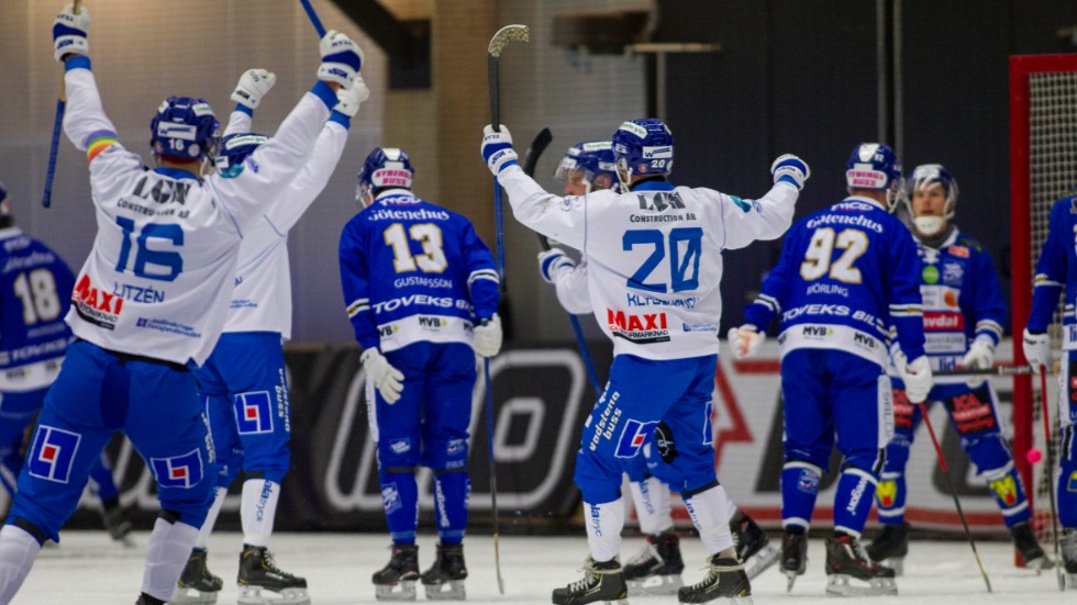 IFK Motalas spelare Erik Litzén och Vitaliy Klyushanov jublar efter ett av målen i Lidköping. IFK Motala pressade mästarlaget borta, och kvitterade också på stopptid. En jätteskräll i elitserien.