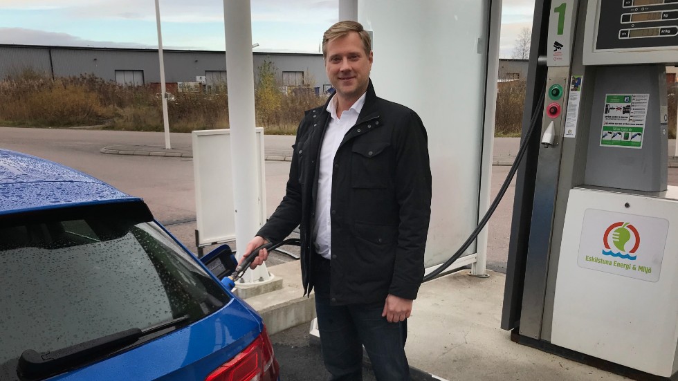 Hans Thim tankar en Audi A3 på fordonsgasmacken i Eskilstuna. – Vi har en väldig fördel i Eskilstuna av att vi har den här egenproducerade fordonsgasen, säger han.  