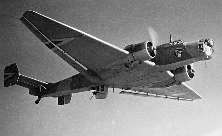 På 30-talet köpte Sverige 40 stycken Junkers Ju 86 av Tyskland. I Sverige gick flygplanen under namnet B 3. Flygplanet var enormt,  18 meter långt och en spännvidd på 22,7 meter. 