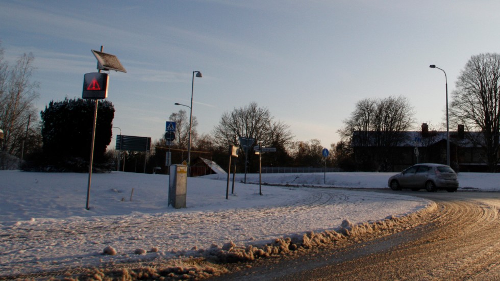 Farttavlan vid skolan sitter strax innan trevägskorsningen. Bilden är tagen från Selaöhållet.