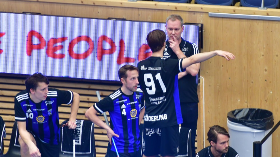 Siriustränaren David Ahlmark i samspråk med Kevin Söderling under matchen mot Visby.
