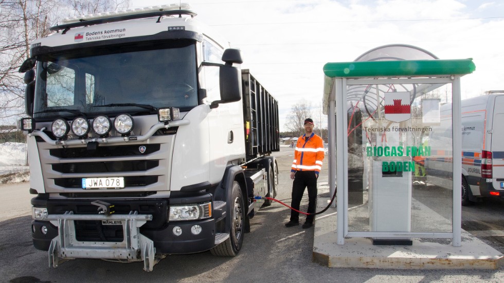 Här tankas Bodens kommuns lastbil med biogas. Tankstationen finns i närheten av biogasanläggningen.