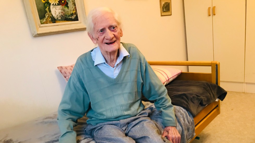 "Man kan inte ha det bättre än såhär", förklarar Lennart Landerby inför sin 104-årsdag. I dag bor han i en ljus lägenhet på Solåsen och är tacksam över all hjälp och tillsyn personalen erbjuder.