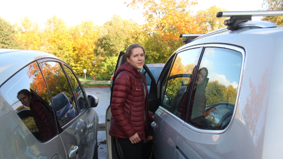 Johanna Carlsson är läkare på Knivsta vårdcentral. Hon bor i Uppsala och behöver ta bilen till jobbet för att hinna lämna och hämta barnen.