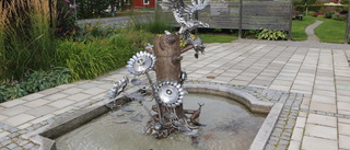 Skulpturen på plats i fontänen