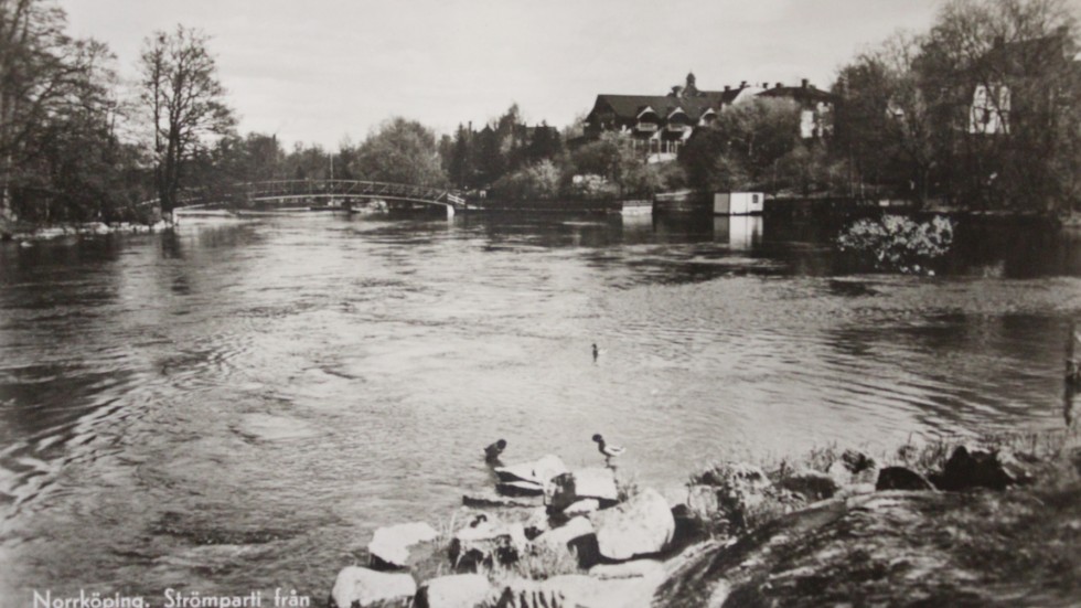 I bakgrunden skymtar Femöresbron på det här gamla vykortet. Huset till höger i Kneippen är borta idag - liksom bron...