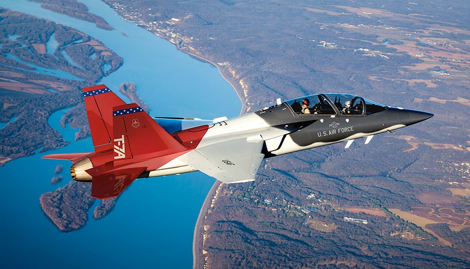 Här är nya utseendet på Saab och Boeings skolflygplan T-X som från och med nu kallas för Red Hawk.