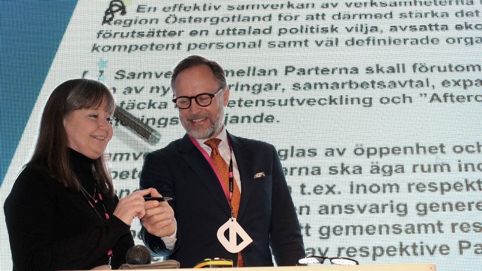 Eva Andersson (S), regionråd och ordförande i regionutvecklingsnämden och Fredrik Fexe, vice vd Business Sweden, skrev under avtalet med hjälp av ny teknik.