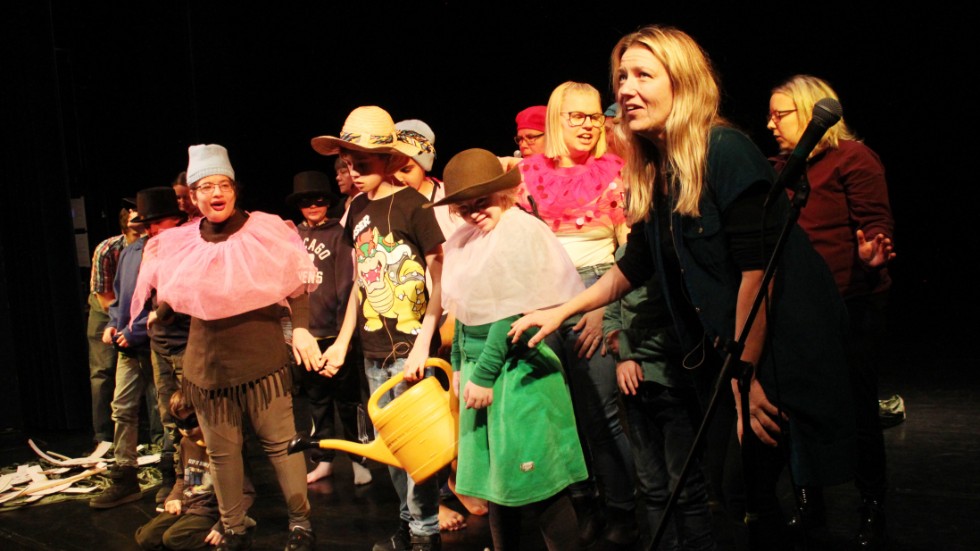 Teaterpedagog Kicki Willysson blev glad när eleverna i gruppen från grundsärskolan nappade på idén att spela teater under Astridveckan.