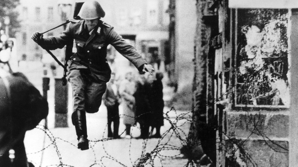En östtysk polis passade på att fly till Väst, precis innan Berlinmuren började byggas.