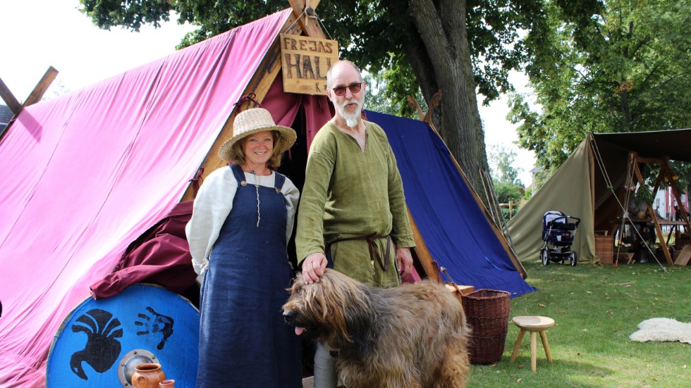 Många väljer att bo och leva i den historiska miljön på riktigt. Från vänster: Patrik Nockmar med hunden Myran och Caroline Gårdh.