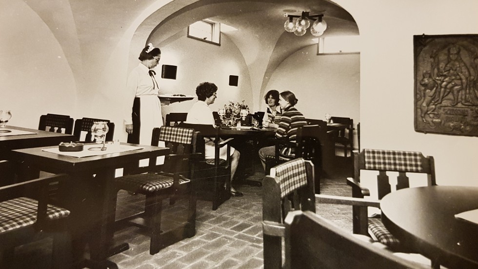 1975. Wärdshuset i Gamla Linköping i tidstypisk murrig 70-talsskrud.