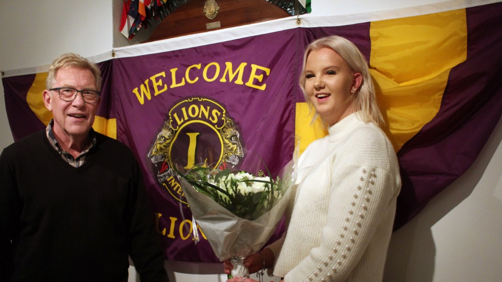 Ellen Nyberg gratuleras till utnämningen av Lasse Hagberg från Lions luciakommitté.