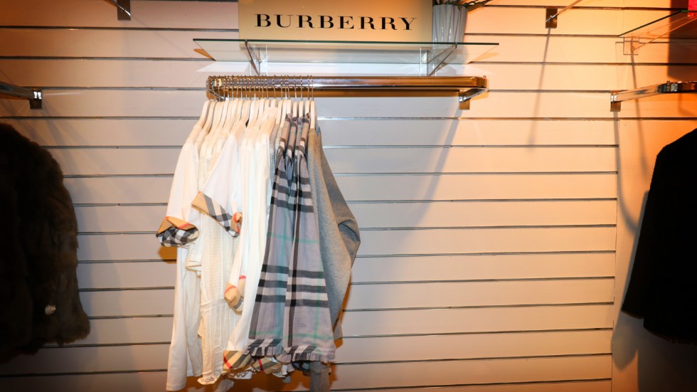Kläder för 460 000 kronor stals, bland annat plagg från det exklusiva märket Burberry.