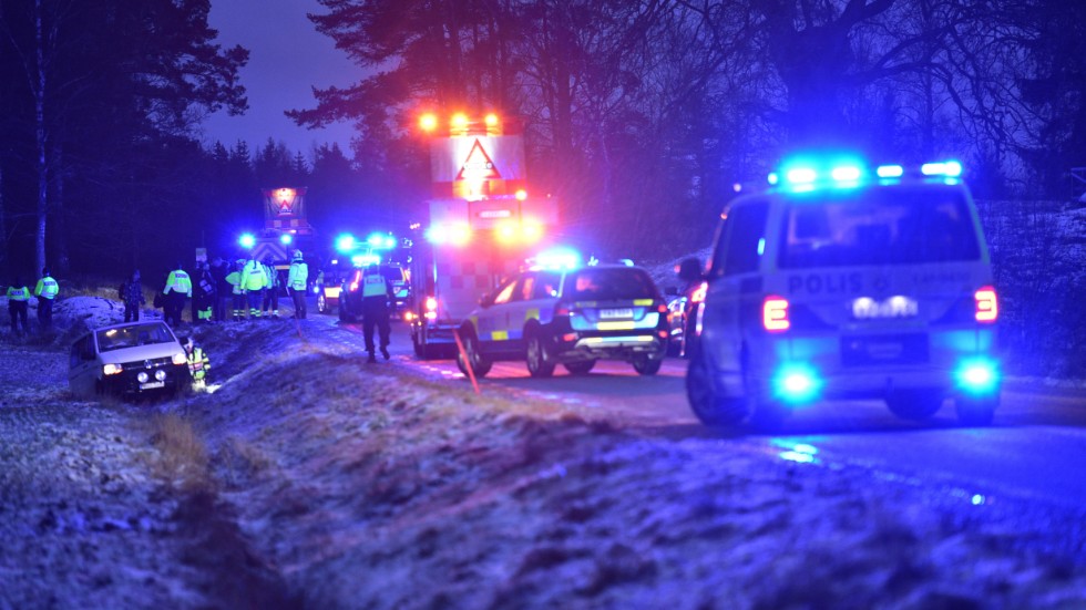 Stort räddningspådrag efter olyckan på väg 219 utanför Sjösa.