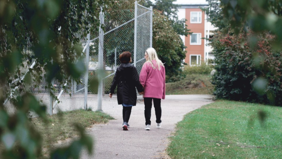Kaniz Damji och Annika Strömqvist-Tarrodi lärde känna varandra i Valstakyrkan. Nu är de bästa väninnor som umgås ofta och promenerar tillsammans i Valsta.