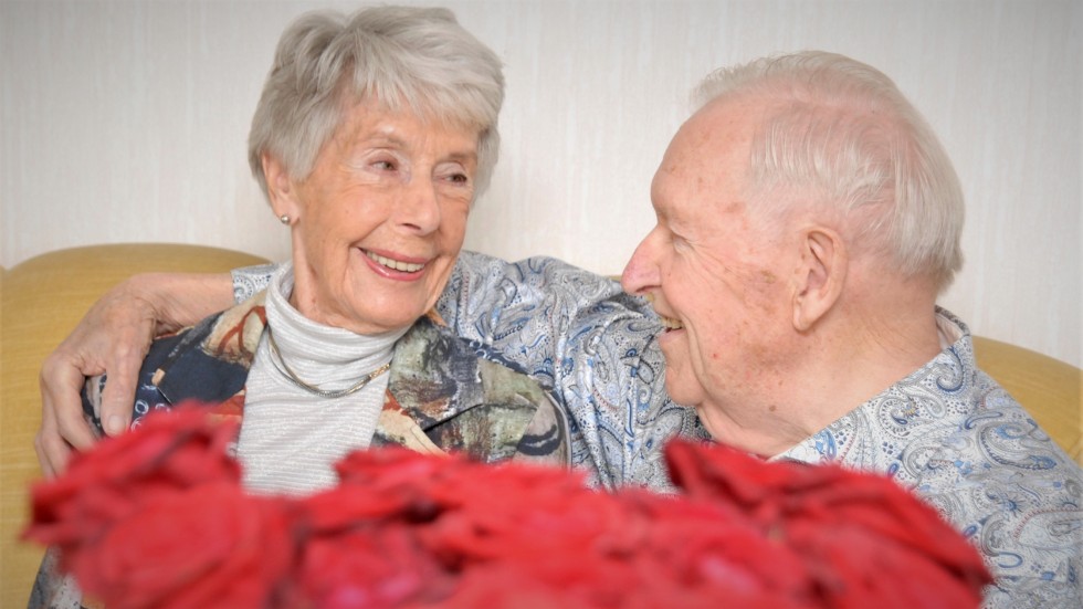 Sif och Lennart Lindqvist började sin bekantskap med en provtur i en Morris Minor. Nu har det varit gifta i 60 år. 