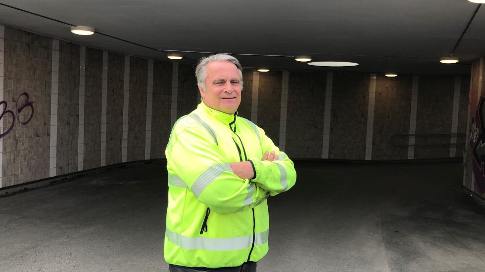 Göran Swensson på kommunens teknik- och servicekontor fick kalla in saneringsfirma efter klotter vid gångtunneln vid resecentrum. och det var inte första gången.