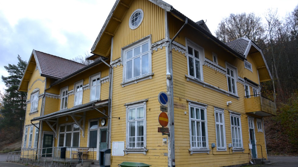 Det kommunägda gamla stationshuset är nu sålt. Huset gick till slut för en halv miljon över utsatt pris efter budgivning.