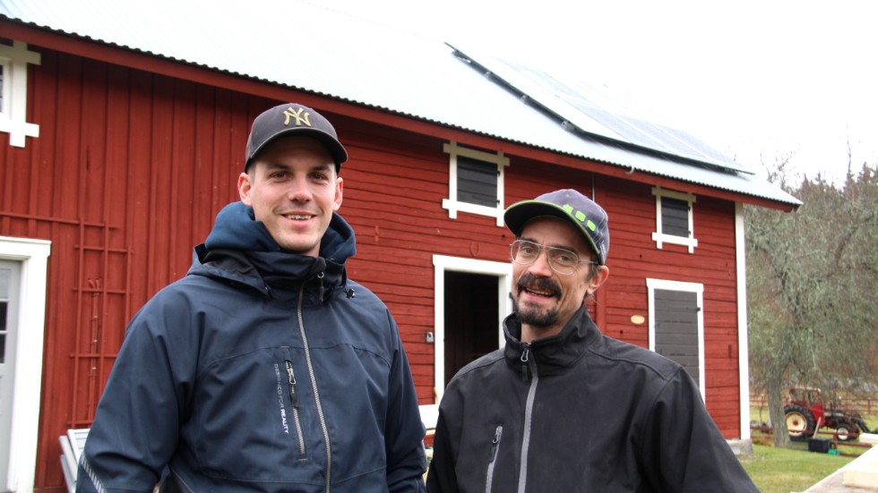 Kompisarna Kristofer Torlamb och Marcus Karlsson ville testa på något annat, gjorde efterforskningar och kom in på solceller. Nu driver de företaget Kinda Solenergi AB. 