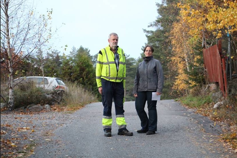 Jan Ryfjord och Maria Stille i vägföreningen Övre Svärtinge fick se ett rekordstort antal besökare på medlemsmötet i veckan. Omkring 70 personer var på plats på Svärtingehus skola när kommunens förslag om en ny bussgata skulle diskuteras.