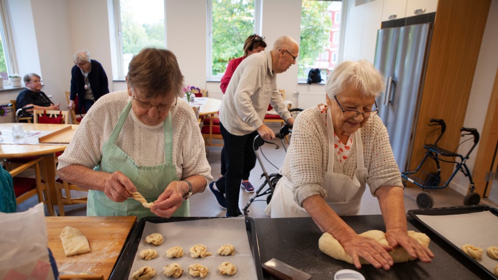 Astrid Nordqvist och Eivor Forsberg snurrar kanelbullar som om de aldrig gjort något annat när trygghetsboendet bullat upp med bakning.