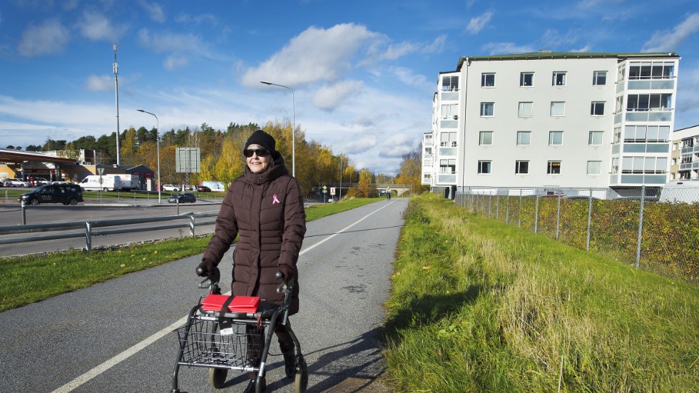 Agneta TIdblad går med rollator. Hon vill inte riskera att trilla, ta emot sig med armen och förvärra sina skador. Och nu går hon på asfalt istället för på skogsstigar.