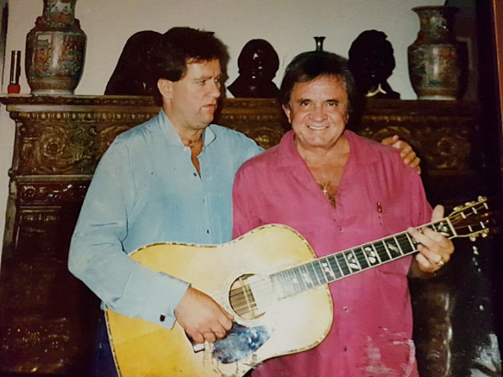 Lasse Lindfors och Johnny Cash hemma hos familjen Cash i Nashville 2 juli 1989.
