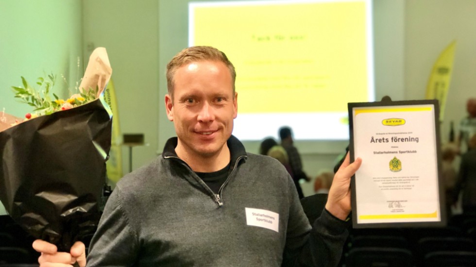 Henrik Ehrin, Stallarholmens SK, tog emot priset som ”Årets förening” på Strängnäs-els föreningsträff. 