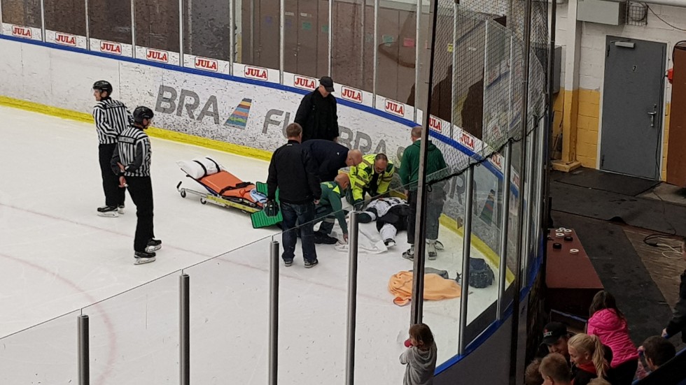 Ambulanspersonal tar hand om Andreas Ljusbol på isen i Visby ishall. 