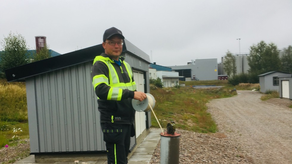 Lukas Jälmestedt och hans kollegor på VEMAB gör täta kontroller på mätningen av grundvattennivåerna i Vimmerby kommun.