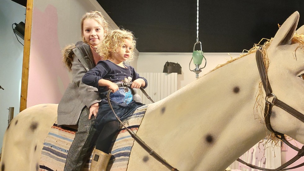 Melina Kraul och Anna Jakobsen från Danmark besökte Filmbyn och gillade Pippis häst.