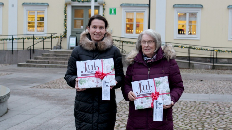 Årets vinnare i jullotteriet, från vänster: Frida Hultgren och Sonja Nilsson. 