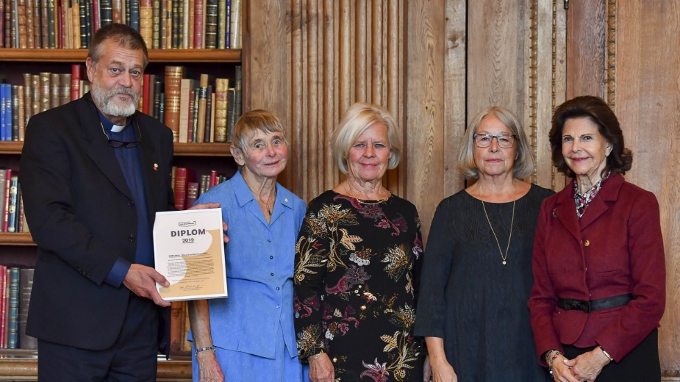 Enköpings majblommeförening representerades av från vänster Anders Grape, Lisbeth Hallengreen, Maud Riesten och Ingmari Andersson när den uppmärksammades av Drottning Silvia på Stockholms slott.