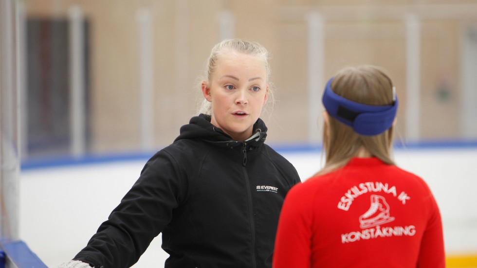 Tränaren Elina Neüman Falk instruerar en av klubbens alla duktiga ungdomar.
