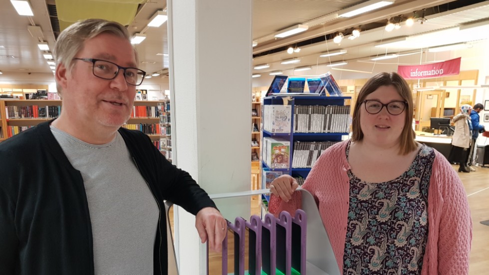 I dagarna har Piteå stadsbibliotek köpt in surfplattor där man kan läsa 7 000 tidskrifter gratis. Bibliotekarien Beatrice Löfstrand guidar de som vill prova.
