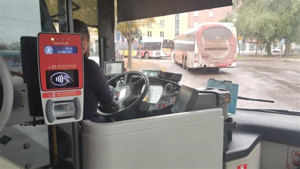 Den nya biljettläsaren läser av en QR-kod och resenären behöver inte visa upp sin biljett för busschauffören. 