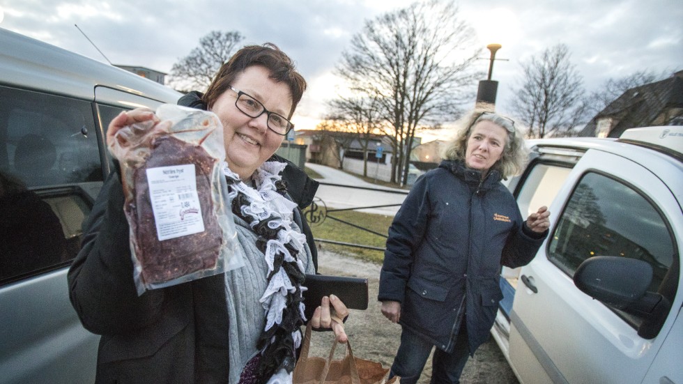 Reko-ring Gotland, Anette Nilsson hämtar kött från Cecilia Olsvenne Hejdenberg. Den ursprungliga Facebookgruppen där beställningarna sker har nu över 5 000 medlemmar.