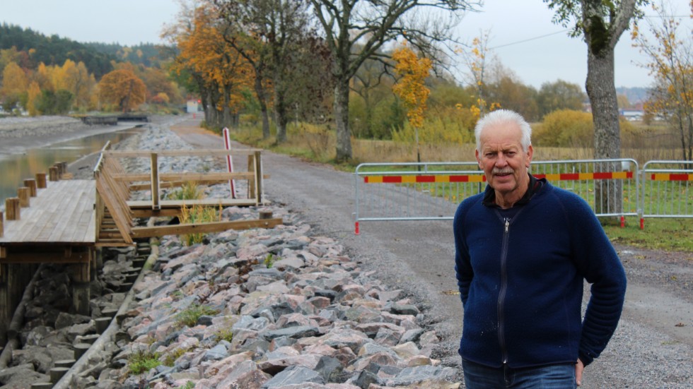 "Jag åkte 13.10 till Norrköping, när jag kom hem 15.10 var vägen borta", säger Stig Eriksson som nu fått vägen avstängd till sitt hus.