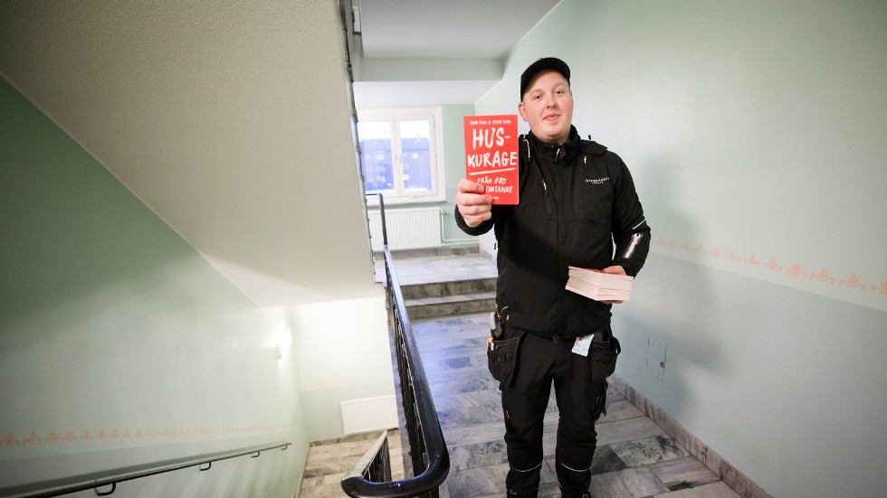 Fastighetsskötaren Viktor Gogman levererar böcker till hyresgästerna. I boken ligger en inbjudan till en föreläsning 5 december. 100 platser finns tillgängliga och det är först till kvarn vid anmälan.